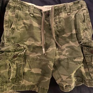 Mens shorts size 36 drawstring. Camo green. Clean